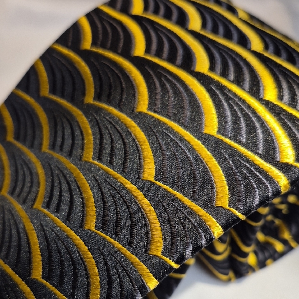 DeSantis Collection 100% Silk Gold and Black Mens Geometric Neck Tie - Picture 7 of 10